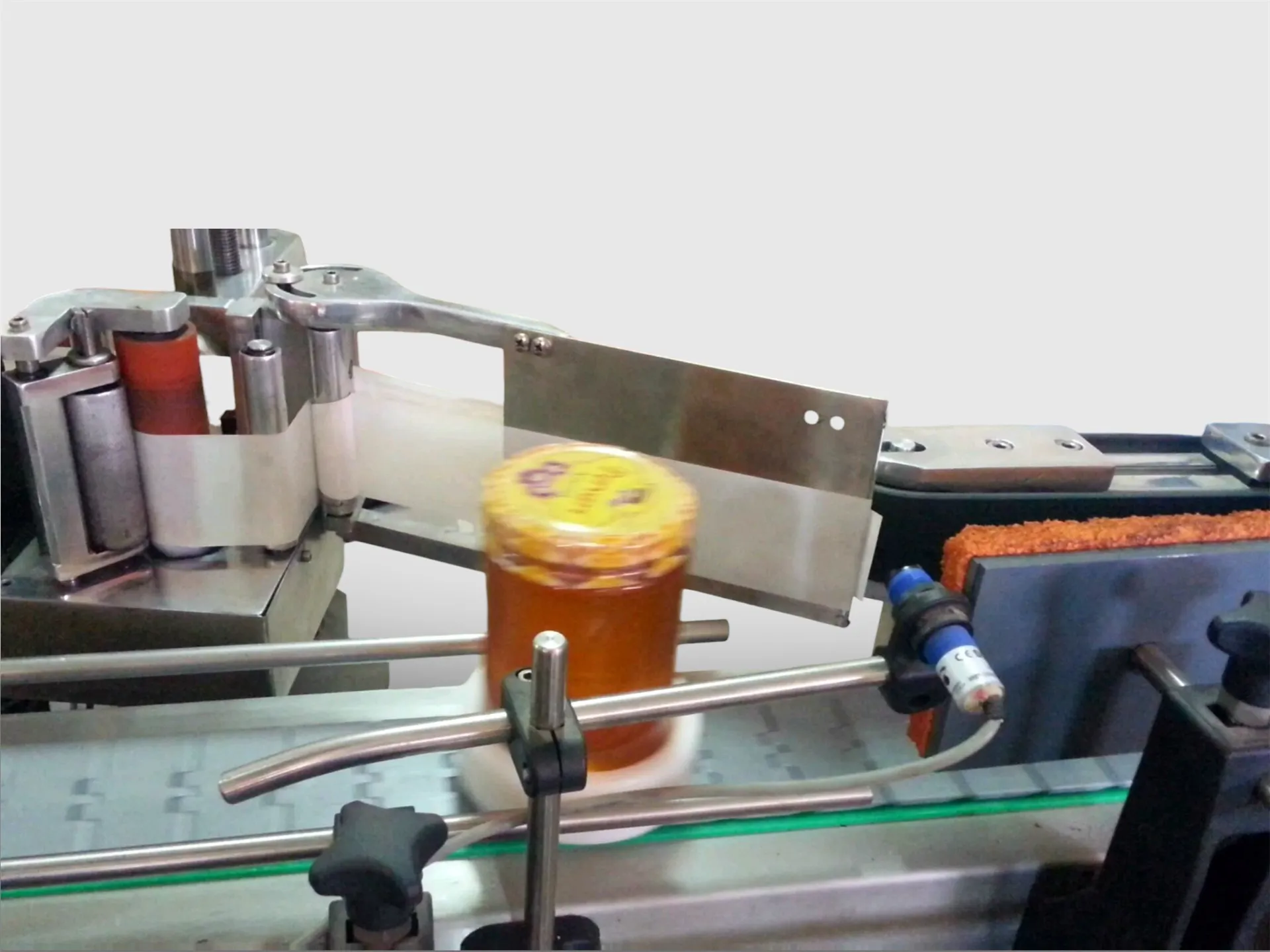 Otomatik Etiket Yapıştırma Makinası